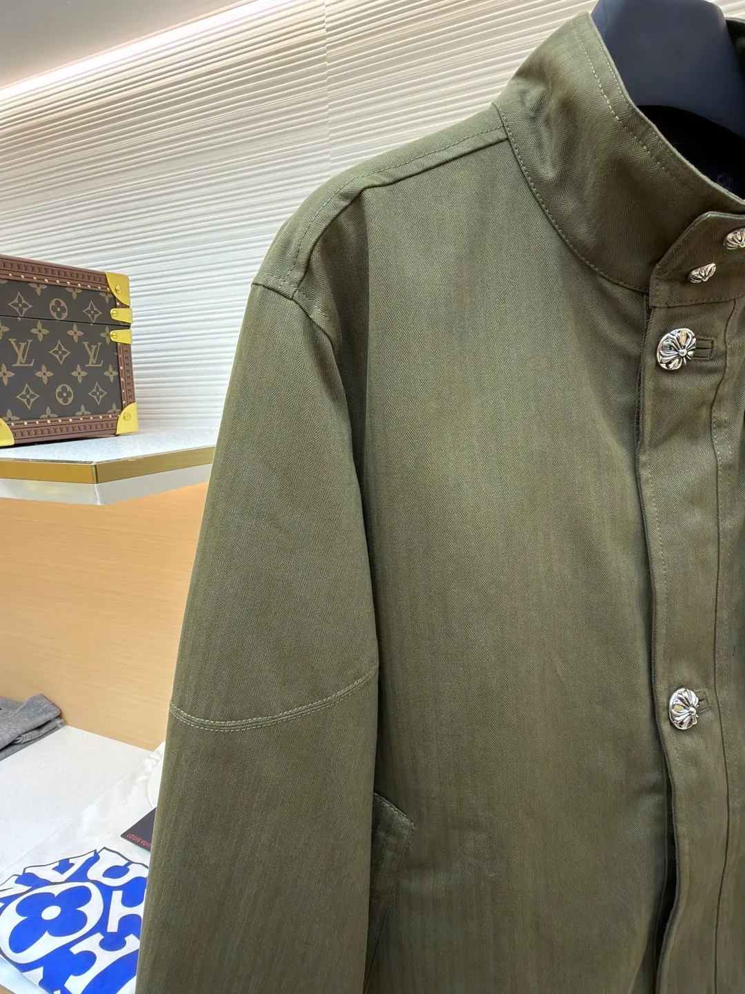 Chrome Hearts M65 work jacket ●Item number: 1682244-D90 ●Fabric: cotton fabric ●Technology: herringbone brushed production ●Color: military green ●Version: loose fit ●Weight: about 1295 grams ●Size: S-M-L ●Description: Purchased from the original national specialty brand No. 51800. The custom-woven fabric is made of herringbone brushed 320g cotton material. It is matched with garment dyeing + dirty washing + distressing process. (minimum quantity 2000 meters). Customized jacquard lining. Add soft water washing. Customized 8# placket double-ended zipper. Customized 8# waist pocket zipper. Customized 5# Inner pocket zipper. Customized 20mm I-shaped buckle. Customized 25mm I-shaped buckle. Customized 15mm four-in-one buckle. Customized placket four-in-one concealed button. Customized genuine leather trademark. Size. Produced by a large factory, it is very test of workmanship. Full of street feel. Compare workmanship details to counters. Instant sale of the market version. The overall wiring is straight and delicate, the fabric is comfortable and soft, and the color is consistent without color difference. It can be matched with the same style to create a fashionable look and control various occasions. Customized accessories, complete with three standards, same style for men and women!